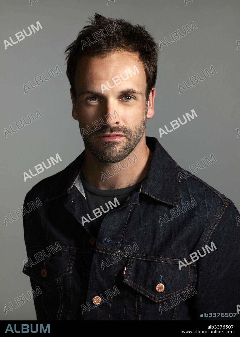 JONNY LEE MILLER en ELEMENTARY, 2012, dirigida por JOHN POLSON. Copyright CBS TELEVISION.