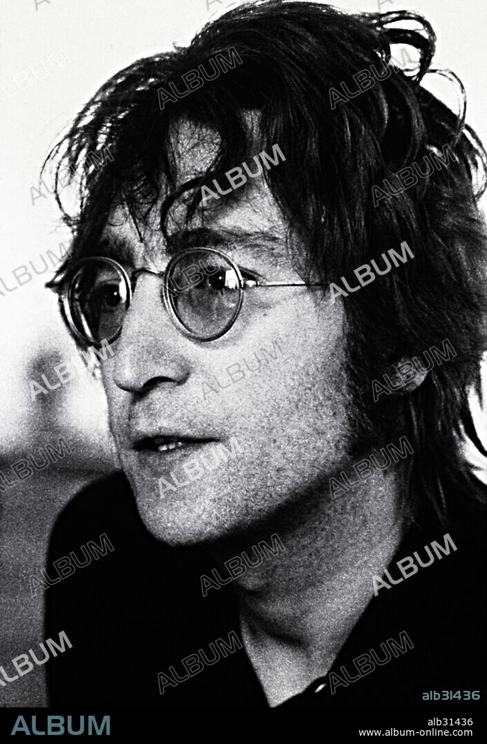 John Lennon, cantante, guitarrista y compositor. Componente del grupo inglés The Beatles.
