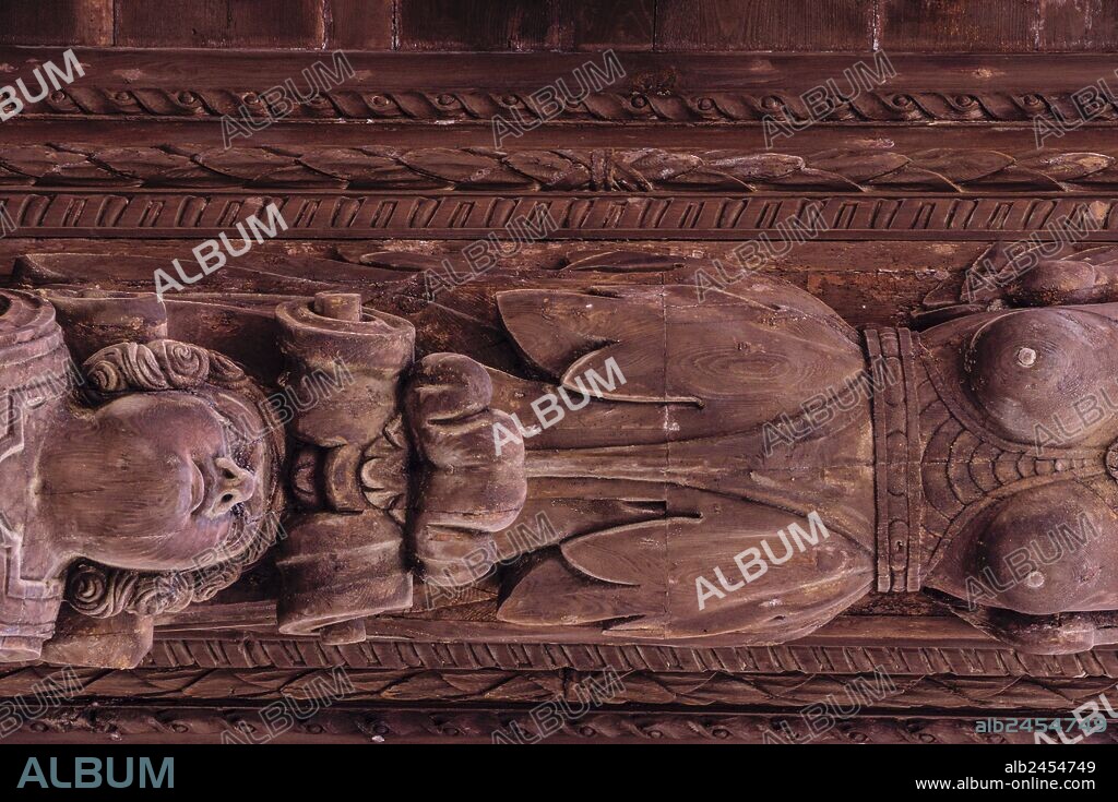cariatide, voladizo de madera en la fachada del ayuntamiento -tallado por el escultor Gabriel Torres Cladera en 1680-, plaza de Cort, Palma, mallorca, islas baleares, Spain, europa.