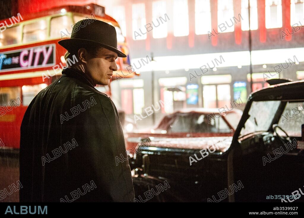 MAX IRONS dans CROOKED HOUSE, 2017, réalisé par GILLES PAQUET-BRENNER. Copyright BRILLIANT FILMS/FRED FILMS.