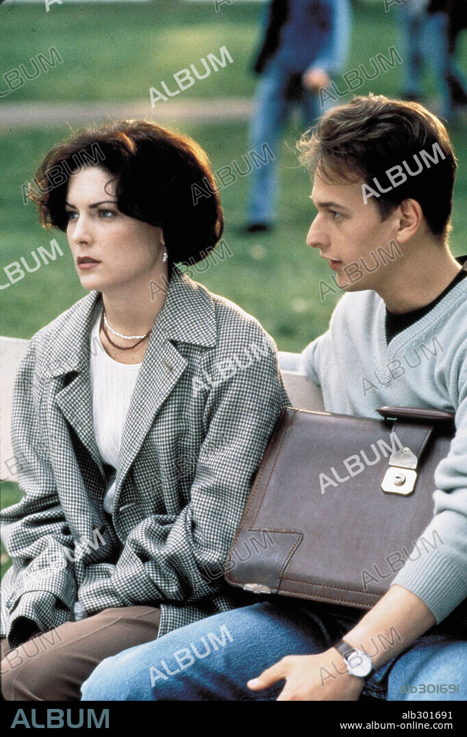 JOSH CHARLES and LARA FLYNN BOYLE in THREESOME, 1994, directed by ANDREW FLEMING. Copyright TRISTAR PICTURES.
