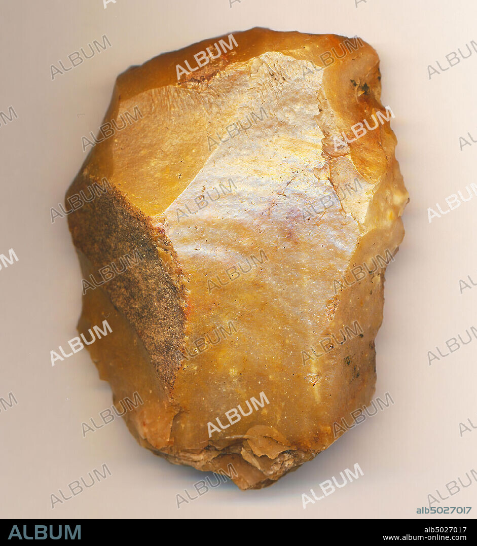 The Netherlands prehistory, scraper, stone, flint, 6.5 x 5.3 x 2.3 cm, Paleolithic to Neolithic 300000-4000 BC, The Netherlands, South Holland, The Hague, Scheveningen, Van Stolkpark.