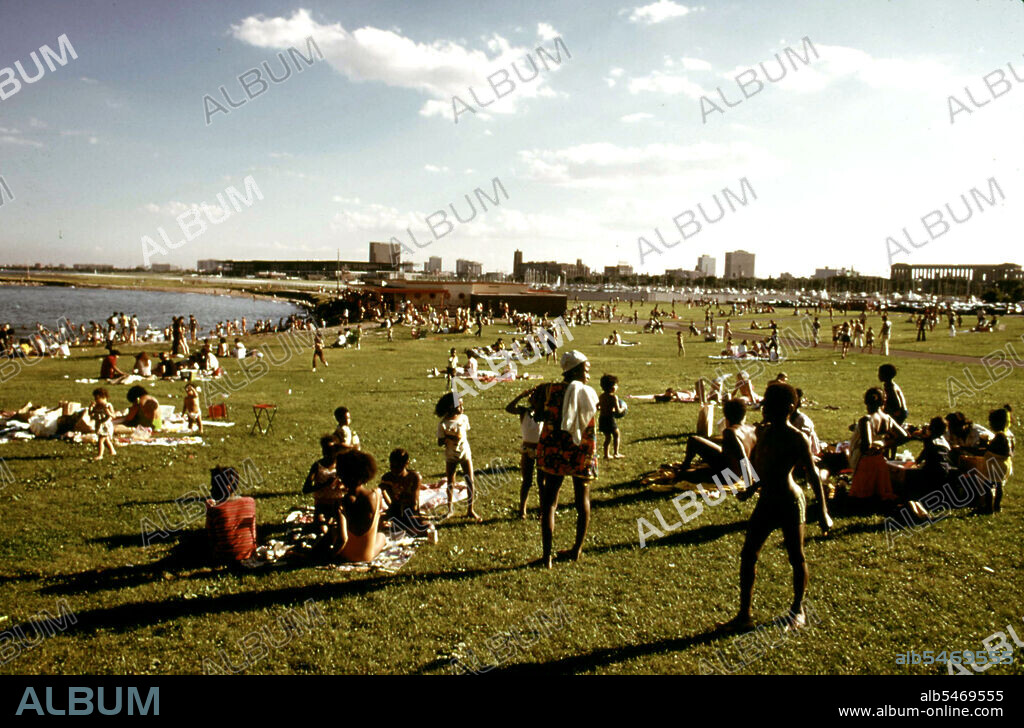 1973 - Chicago Families Enjoying The Summer Weather At The 12th Street Beach On Lake Michigan, 08/1973.