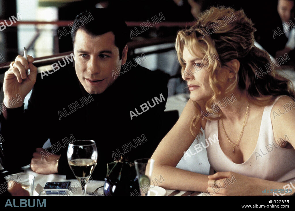 JOHN TRAVOLTA y RENE RUSSO en CÓMO CONQUISTAR HOLLYWOOD, 1995 (GET SHORTY), dirigida por BARRY SONNENFELD. Copyright CHEN, LINDA R.