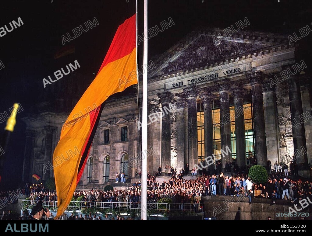 Festival of Unity on 2/3 October 1990, reunification ceremony in front of the Reichstag, at 0.00 the flag of unity is hoisted under the cheers of the audience, Berlin, Germany