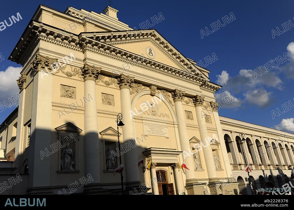 POLONIA. VARSOVIA. Iglesia de Santa Ana con fachada neoclásica del siglo XVIII.