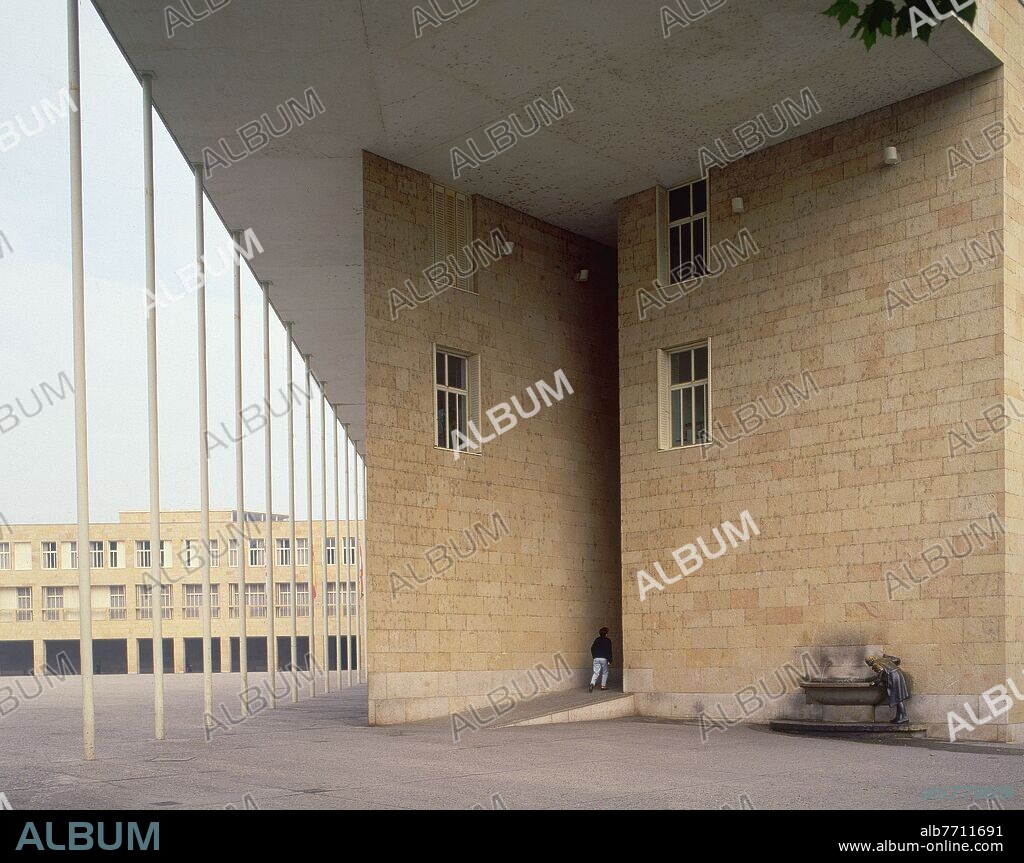 RAFAEL MONEO 1937-. AYUNTAMIENTO 1973-1981.