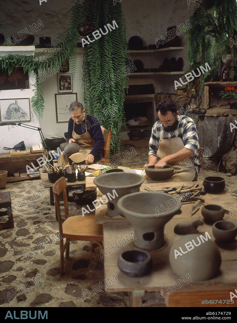 INTERIOR DE LA ALFARERIA - FOTO AÑOS 90.