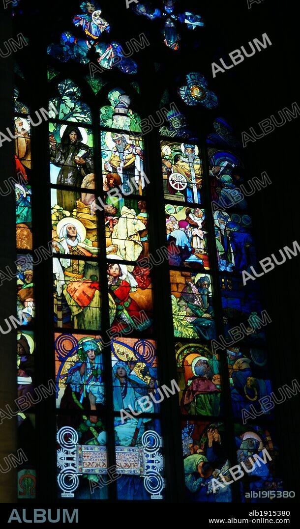 ALPHONSE MUCHA. ARTE MODERNISTA. ART NOUVEAU. REPUBLICA CHECA. CRISTALERA de la CATEDRAL DE SAN VITO en Praga, realizada por el artista checo ALFONS MUCHA (1860-1939). Praga. República Checa. Centro Europa.
