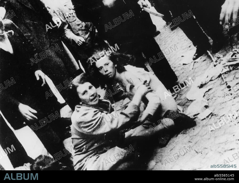 2. Weltkrieg / Rußlandfeldzug 1941/42. Eroberung von Lemberg durch die Wehrmacht, am 30. Juni 1941. Massenerschießung jüdischer Bürger unmittelbar nach Einnahme der Stadt, durch Hilfstruppen ukrainischer Nationalisten. Aufgebrachte Bevölkerung mißhandelt Jüdinnen. Foto.