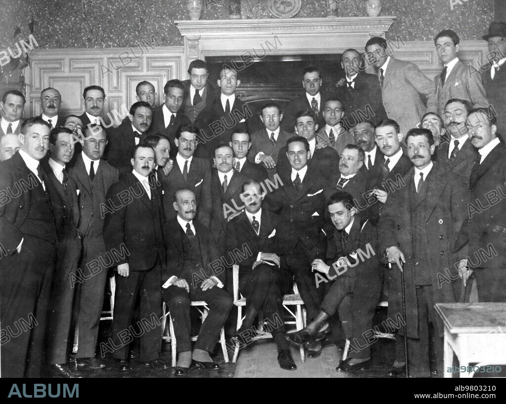 March 1919. Madrid. In the ideal Room. Mr. Leocadio Martin Ruiz (X) with the Friends who have presented him with a banquet to celebrate the success of the literary contest that took place at the Association of Railway Employees.