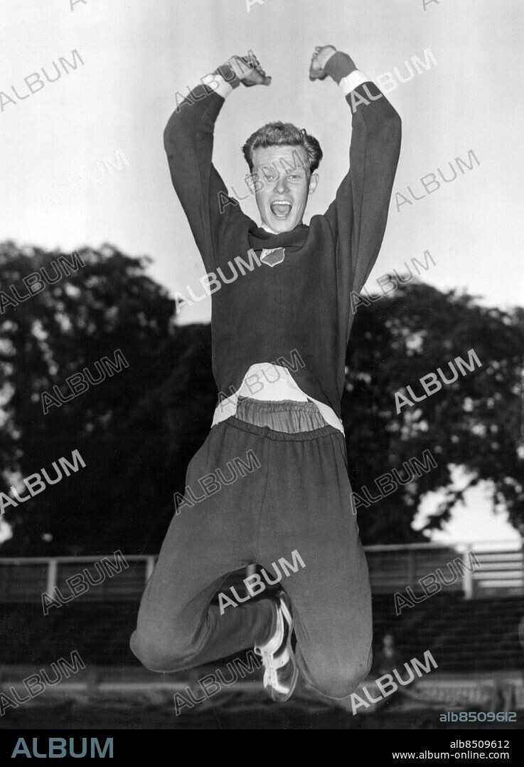 MALMÖ 1957-06-18.. Rickard Dahl, svensk höjdhoppare, hoppar högt sedan han vunnit en tävling på Malmö idrottsplats på 2,01 m.. Foto: Gert Zaar / Text & Bilder / SVT / Kod: 5600. Mapp: Dahl, Richard Höjdhopp, Sverige. Vinnare Segrare.