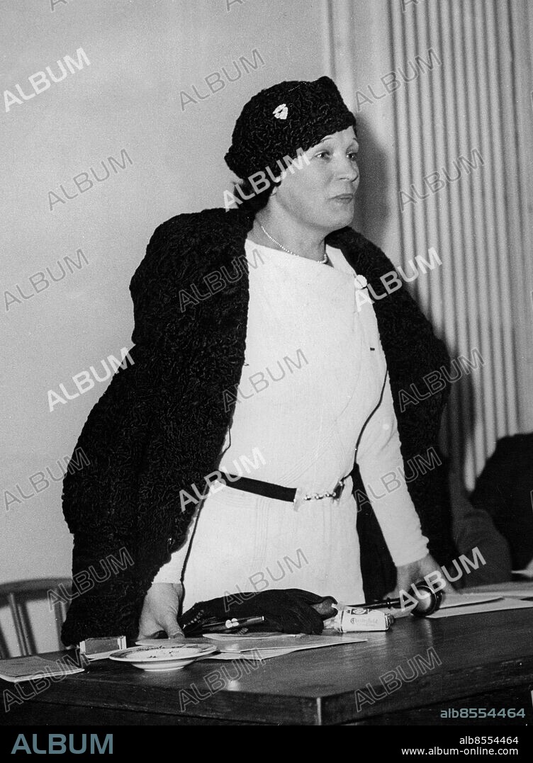 Orig. bildtext... SPYING FOR FRANCE BY MARTHE RICHARD Marthe Richard, France's foremost woman spy, told of her experiences at a meeting of the Paris Pest of the American Legion at Pershing Hall last night. An employee of the famous Second Bureau (the headquarters of the French counter espionage service) she became the close confidant and mistress of Baron von Krohn, then chief of the German spy system in Spain. For her work she was decorated with the Legion of Honor. The photo shows Marthe Richard speaking to the Paris Legionnaires. December 8, 1935 Anm. M Richard, 1889-1972, fransk spion under både första och andra världskriget. Persianpälsar Talare CD706 persons: MARTHE RICHARD sites: FRANKRIKE;PARIS.