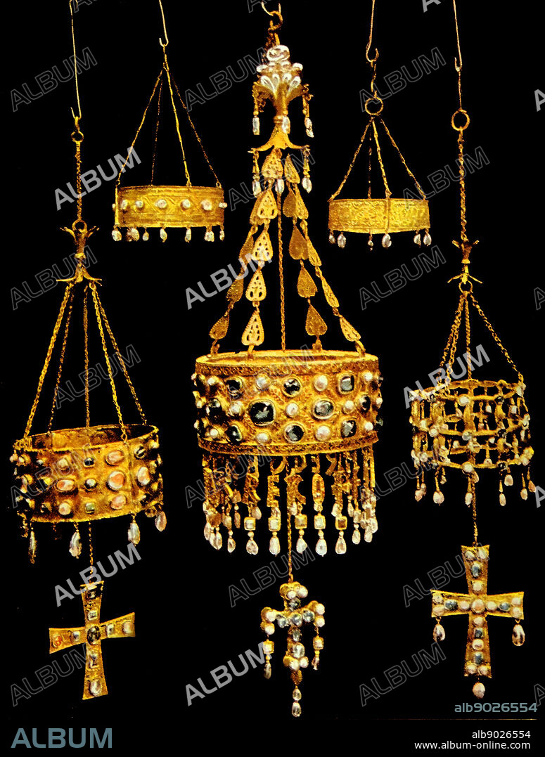 Photograph of the Visigothic of treasure of Guarrazar (Toledo). This treasure is composed of twenty-six votive crowns and crosses. In the centre of the photograph is the Votive Crown of Recceswinth. Dated 2nd Century.