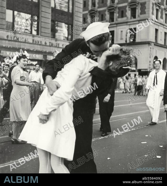 2. Weltkrieg / Kriegsende. Bedingungslose Kapitulation Japans am 14. August 1945. Jubelnde Menschen versammeln sich auf dem Times Square in New York, um das Kriegsende zu feiern: Küssender Marinesoldat. Foto (Victor Jorgensen), 14.8.1945.
