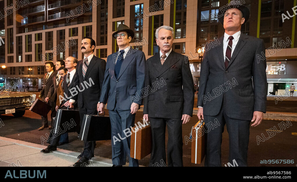 JUSTIN THEROUX, KIM COATES, NELSON ASCENCIO, TOBY HUSS, TONY PLANA, WOODY HARRELSON y YUL VAZQUEZ en LOS FONTANEROS DE LA CASA BLANCA, 2023 (WHITE HOUSE PLUMBERS), dirigida por DAVID MANDEL. Copyright HBO.