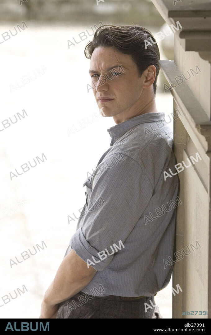 JAMES MCAVOY en EXPIACION: MAS ALLA DE LA PASION, 2007 (ATONEMENT), dirigida por JOE WRIGHT. Copyright WORKING TITLE FILMS / BAILEY, ALEX.
