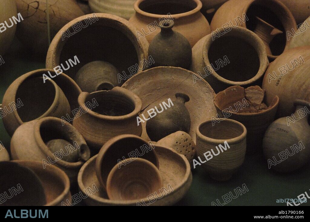 ARTE MESOPOTAMICO. ASIRIO-BABILONICO. RECIPIENTES DE CERAMICA en el interior del hipogeo de Til Barsip, procedentes de varias tumbas del Cementerio de Amarneh. Fechados entre los años 2650-2000 a. C. Región del Medio Eufrates Sirio. Museo Británico. Londres. Inglaterra. Reino Unido.
