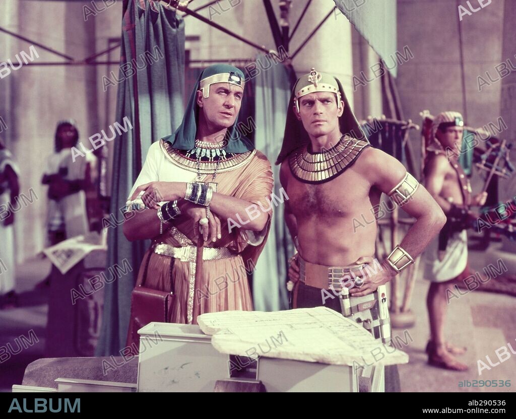 CHARLTON HESTON and VINCENT PRICE in THE TEN COMMANDMENTS, 1956, directed by CECIL B DEMILLE. Copyright PARAMOUNT PICTURES.