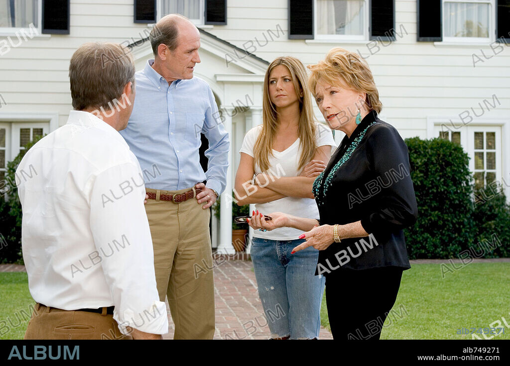 JENNIFER ANISTON, KEVIN COSTNER, RICHARD JENKINS and SHIRLEY MACLAINE in RUMOR HAS IT, 2005, directed by ROB REINER. Copyright WARNER BROS. / MOSELEY, MELISSA.