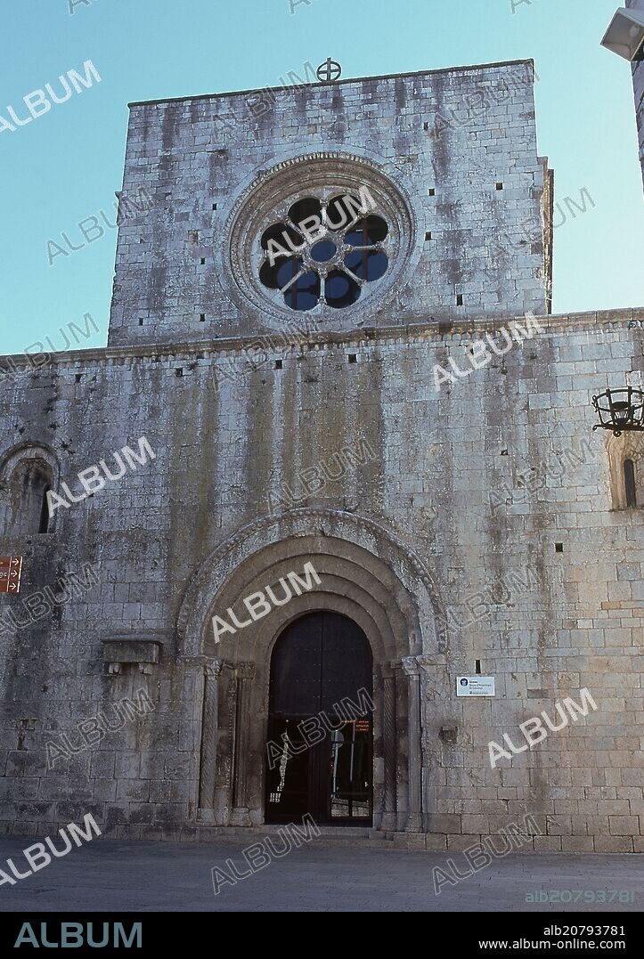 FACHADA ROMANICA DEL SIGLO XII DE LA ANTIGUA IGLESIA DEL MONASTERIO DE SAN PEDRO DE GALLIGANTES CONVERTIDO EN SEDE DEL MUSEO ARQUEOLOGICO DE CATALUÑA.