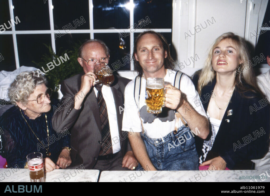 Adele, Karl and Otto Waalkes with wife Manuela Manu Ebelt, German comedian, actor and director, at the premiere party for his film "Otto - the new film", Germany 1987.