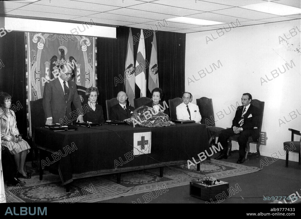 1974. The Count of Toreno, Don Francisco Queipo de Llano y Acuña, president of the Spanish Red Cross, speaking a few words during the closing ceremony of the I annual meeting of Red Cross Doctors, Chaired by Mrs. Carmen Polo de Franco.