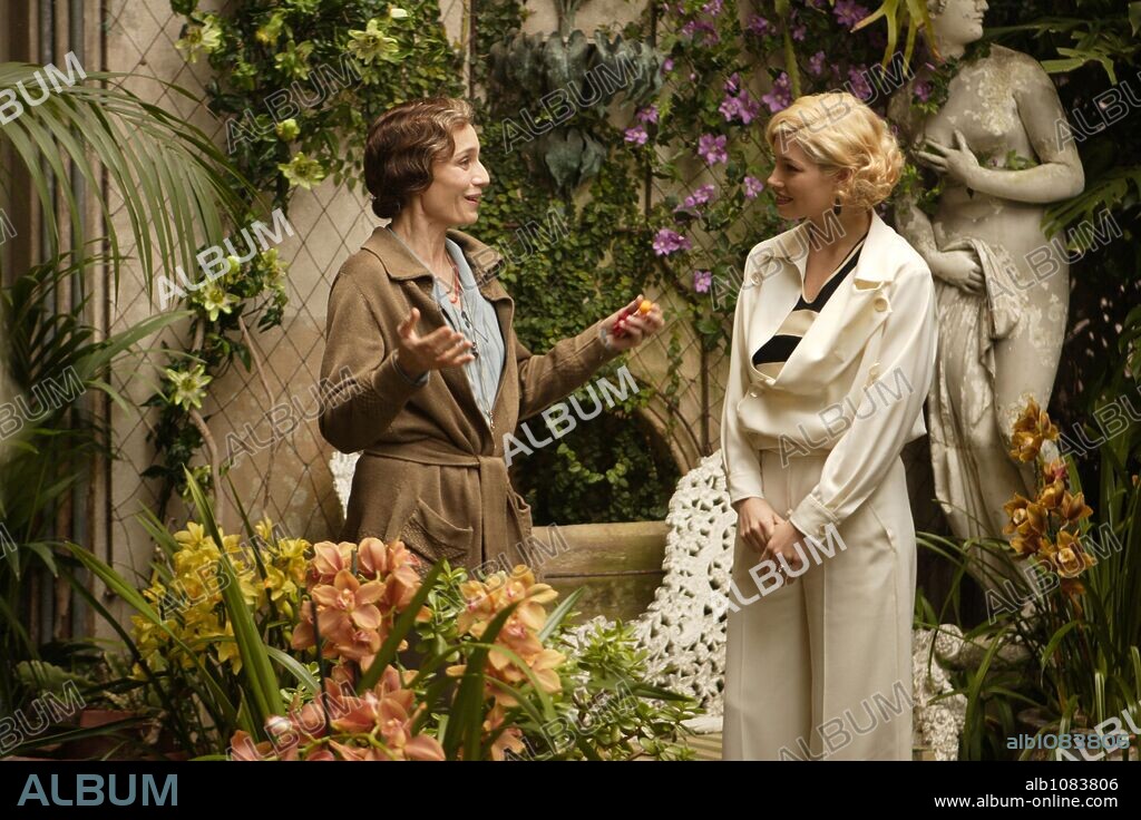 JESSICA BIEL and KRISTIN SCOTT THOMAS in EASY VIRTUE, 2008, directed by STEPHAN ELLIOTT. Copyright EARLING STUDIOS.