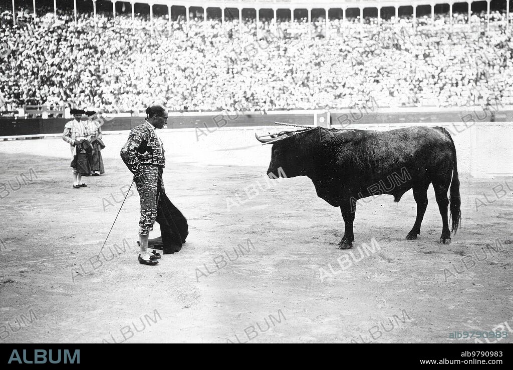 25/07/1914, Rafael el Gallo, en la plaza de Valencia, Empezando la gran faena de muleta de su primer Toro.