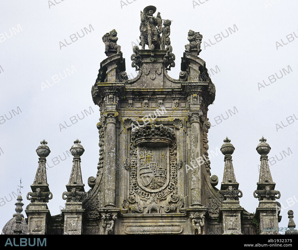 FERNANDO DE CASAS NOVOA (CA.1700-1749). SPANISH ARCHITECT.. Monasterio de San Martín Pinario. Detalle arquitectónico de la estructura añadida en 1738 por Fernando de Casas Nóvoa (h.1700-1749), para rematar el conjunto de la fachada, con el escudo de España entre vieiras, y la figura de San Martin de Tours quien comparte su capa con un mendigo que representa a Cristo. Santiago de Compostela. Galicia. Provincia de A Coruña. España.