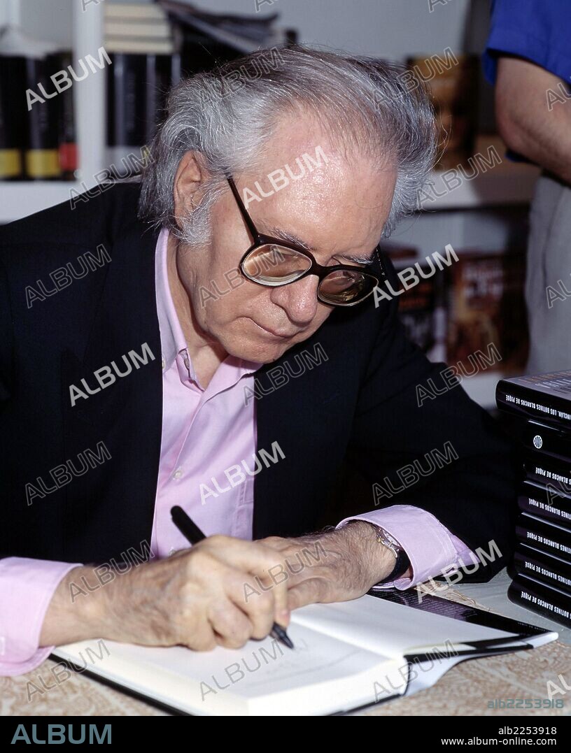 UMBRAL , FRANCISCO. ESCRITOR ESPAÑOL. MADRID. FIRMANDO UN EJEMPLAR SUYO EN LA FERIA DEL LIBRO DE MADRID.AÑO 1998.