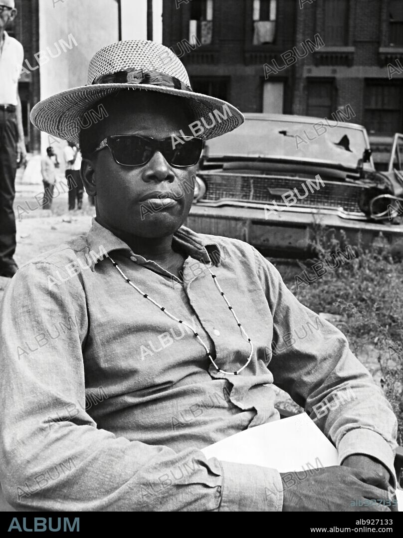 SIDNEY POITIER in THE LOST MAN, 1969, directed by ROBERT ALAN AURTHUR. Copyright UNIVERSAL PICTURES.