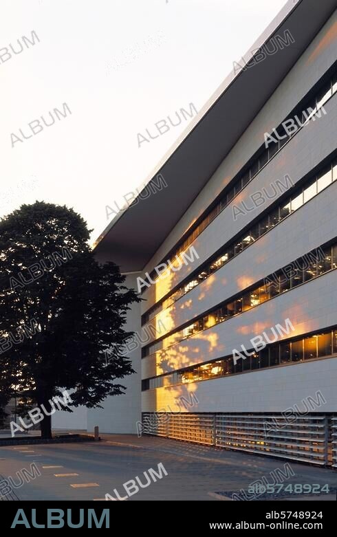 Dortmund, ADAC Hauptverwaltung / Nordfassade im Sonnenaufgang © Florian Monheim Filmsize: 6 × 9 cm.