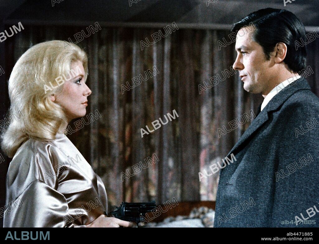 ALAIN DELON y CATHERINE DENEUVE en CRÓNICA NEGRA, 1972 (UN FLIC), dirigida por JEAN-PIERRE MELVILLE. Copyright FILMS CORONA.