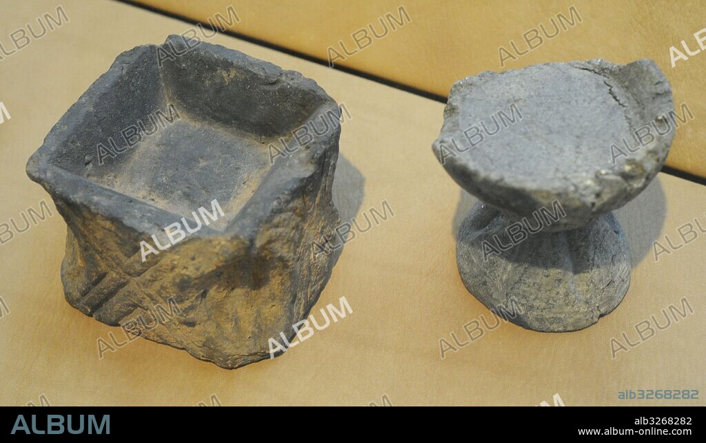 Escandinavia. Edad Media. Iluminación de las vivienda. Lamparas de aceite realizadas en piedra de jabón o esteatita, para contener velas de sebo (grasa animal). Museo de Historia (Historical Museum). Oslo. Noruega.