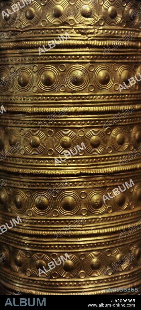 ARTE. PREHISTORICO. EDAD DE BRONCE. EUROPA. Sombrero de oro ceremonial. De procedencia desconocida, problablemente del Sur de Alemania. Edad de Bronce de Europa Central. Fechado hacia el 1000 a. C. Sombrero cónico realizado en pan de oro fino, utilizado en el contexto del culto solar. Detalle. Neues Museum (Museo Nuevo). Berlín. Alemania. Europa.