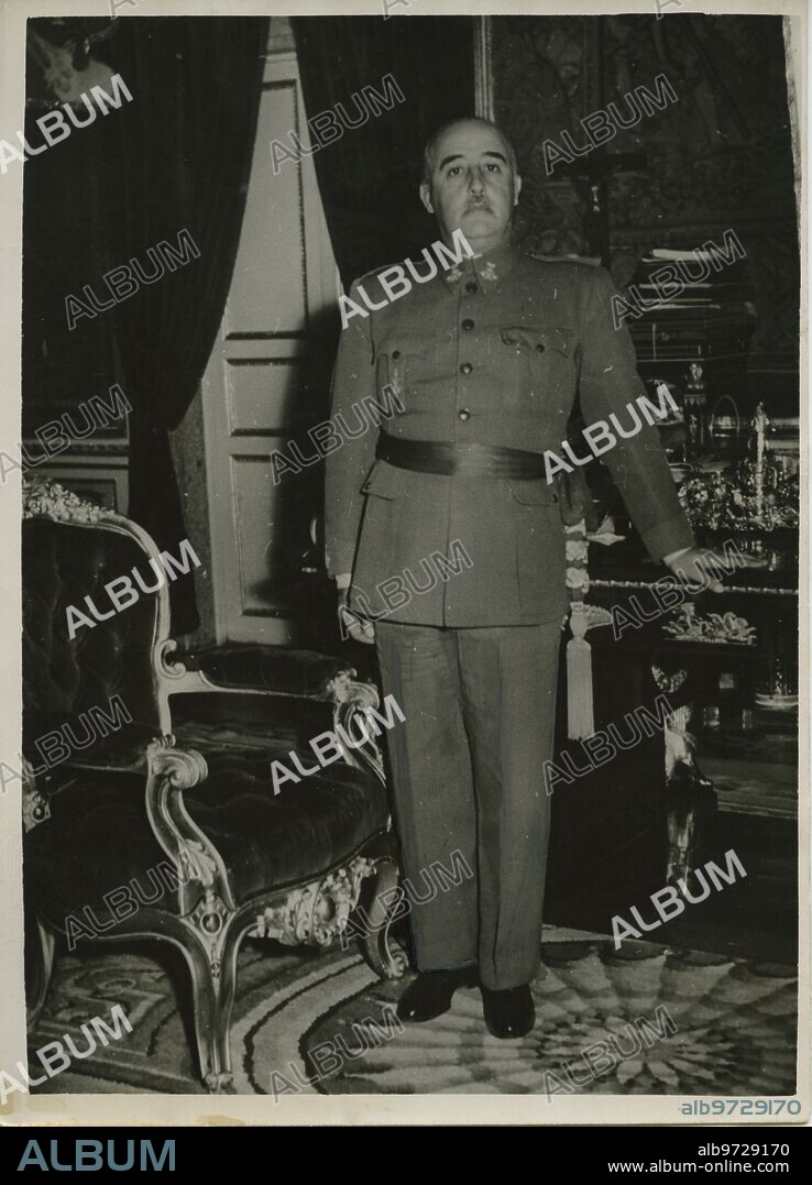 El Pardo (Madrid), 03/12/1943. Retrato de Francisco Franco en el Palacio del Pardo.