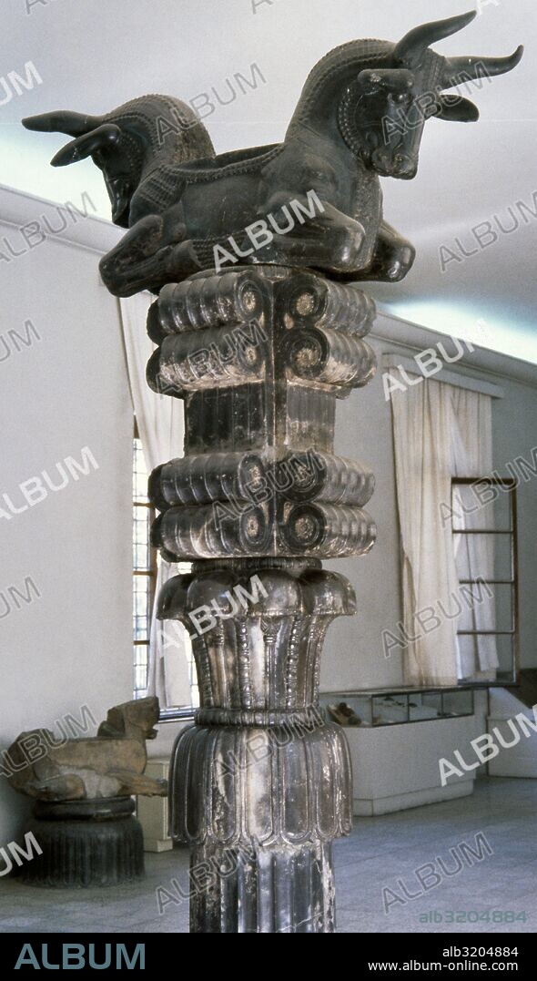 ARTE PERSA-AQUEMENIDA. Capitel en forma de toro y columna, datados en el siglo V a. C. Proceden de la Apadana (salón de recepciones) de PERSEPOLIS. Museo Arqueológico. Teherán. República Islámica de Irán.