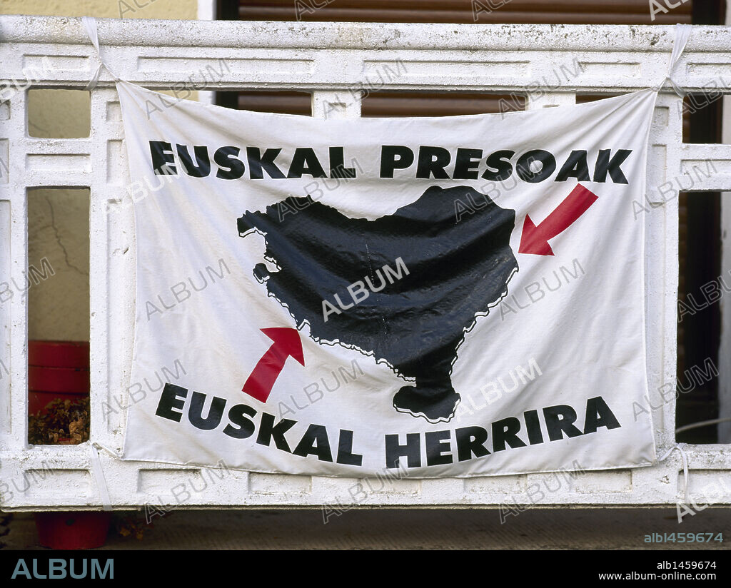 Pancarta exigiendo el acercamiento de los presos vascos a Euskadi. Rentería. Provincia de Guipúzcoa. País Vasco.