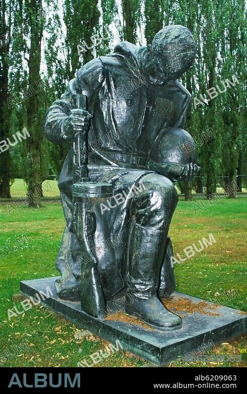 Berlin-Treptow Soviet Memorial, from 1946-49 by J.B. Belopolski (architect) and Y.V. Vuchetich (sculptor).-Bronze sculpture of a kneeling soldier.-Photo, undated.
