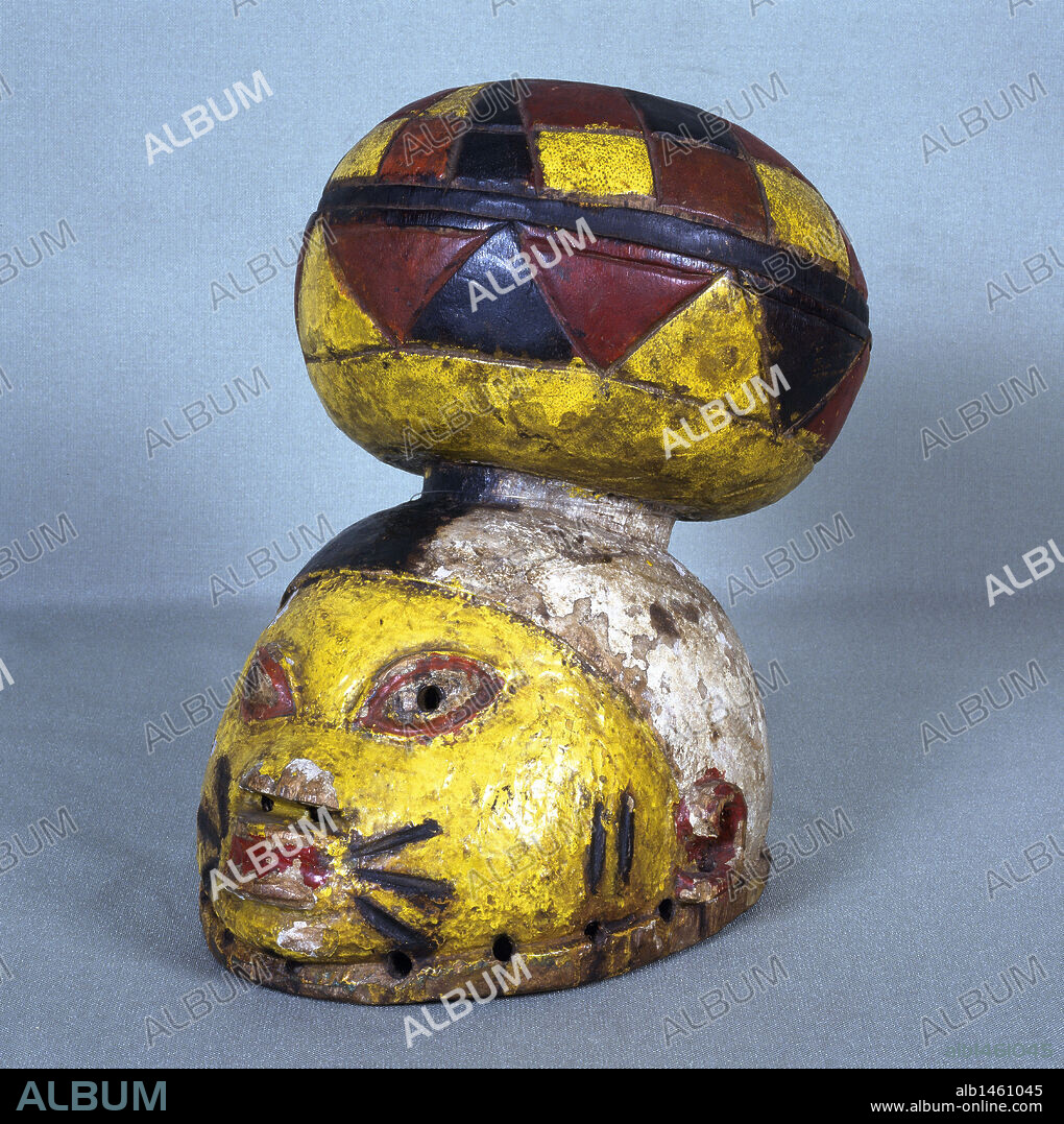 ARTE AFRICANO. REINOS NEGROAFRICANOS. YORUBA. Pueblo que habita en Benin, Togo y sur de Nigeria. Conocidos por su habilidad en la madera. MASCARA DE MADERA. Tallada y pintada, con decoración antropo-zoomorfa. Es utilizada en el rito "gelede". Poblado Zetu, Dahomey (pueblo yoruba). AFRICA. Museu Etnològic. Barcelona. Cataluña.