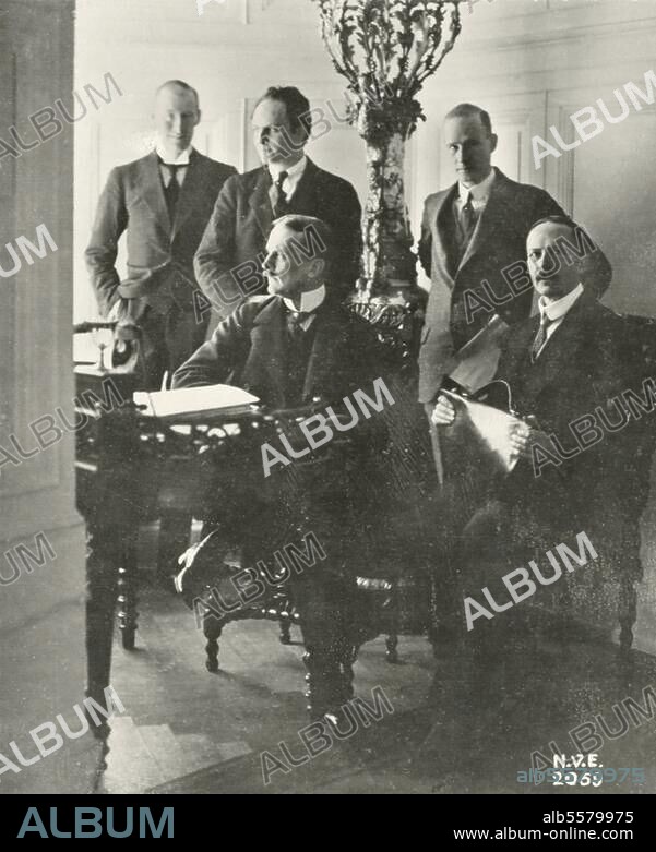 Brockdorff-Rantzau, Ulrich, Graf von Diplomat (1919 Reichsminister des Äußeren, Leiter der dt. Delegation bei den Friedensverhandl. in Versailles), 1869-1928. Im Kreise seiner Mitarbeiter (re. Geheimrat Walter Simons). Foto, 1919.