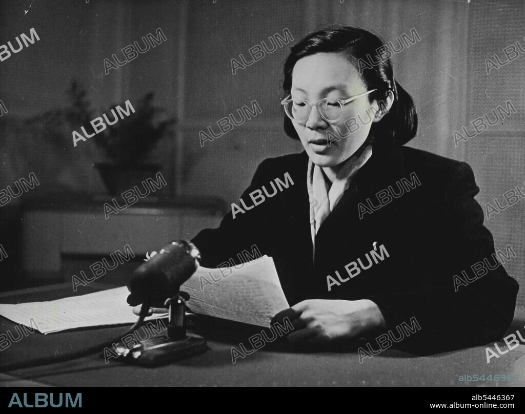 Life in China: The Work of Radio Peking. -- Announcer Chang Ching-nien broadcasts in English. Radio Peking broadcasts programmes in many foreign languages including English, Japanese, Korean, Vietnamese, Burmese, Siamese, Russian and Indonesian. July 14, 1955. (Photo by Camera Press).