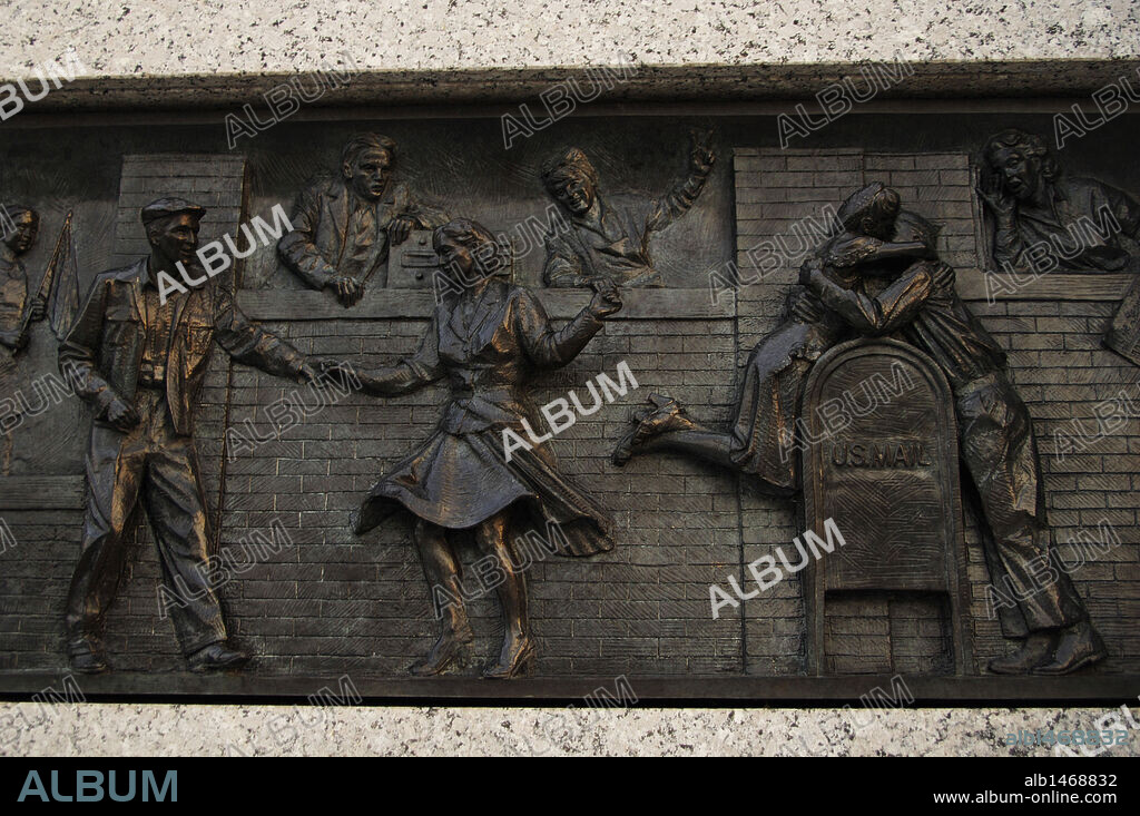 SEGUNDA GUERRA MUNDIAL (1939-1945). MEMORIAL DE LA II GUERRA MUNDIAL. Detalle de un RELIEVE con la REPRESENTACION DEL REGRESO A CASA DE LOS SOLDADOS VICTORIOSOS. S. XX. Washington DC. Distrito de Columbia. Estados Unidos.