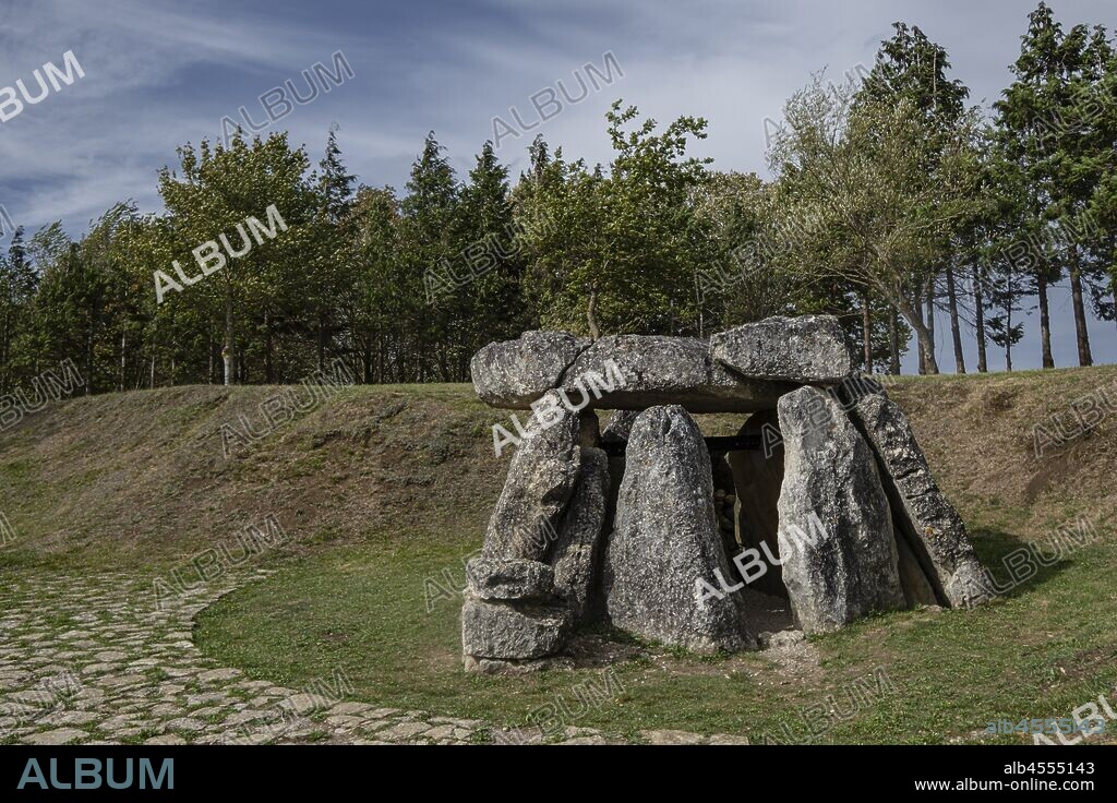 Dolmen de Aizkomendi, Neolítico ,Eguílaz, Álava , comunidad autónoma del País Vasco, Spain.