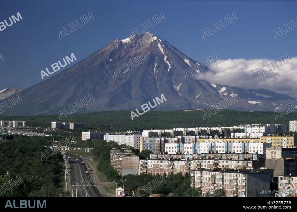 Koryaksky volcano. UNESCO World Heritage Site, behind Stalinist suburban flats, Petropavlovsk, Kamchatka, Eastern Siberia, Russia, Eurasia.