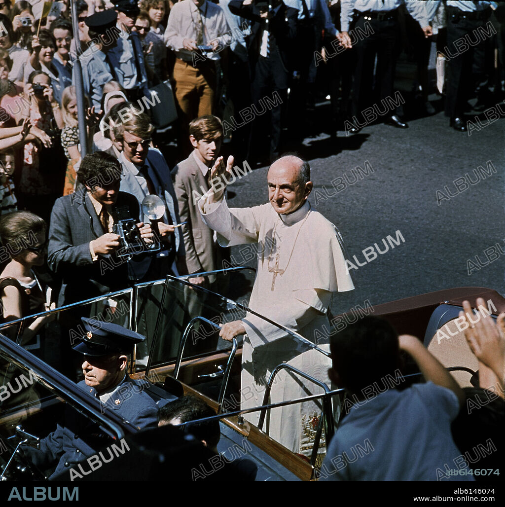EL PAPA PABLO VI SALUDANDO DESDE UN COCHE DESCUBIERTO.