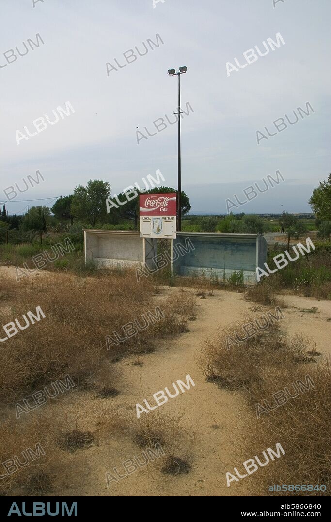 Alt Empordà: campo de fútbol abandonado cerca de Palau - Saverdera (53).