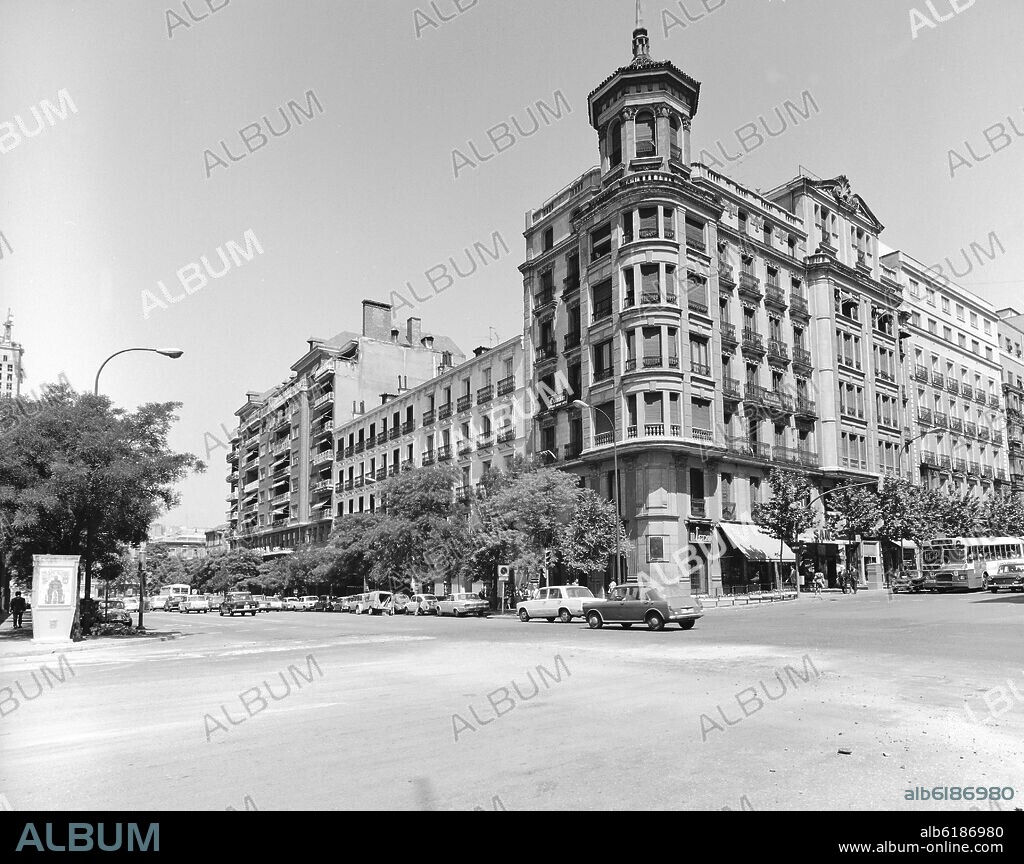 EDIFICIO SITUADO EN LA CALLE SERRANO ESQUINA A LA CALLE GOYA - FOTOGRAFIA EN BLANCO Y NEGRO - AÑOS 60.