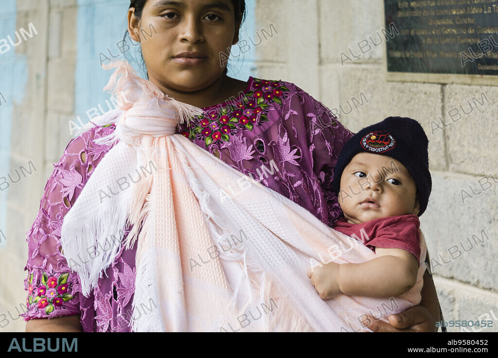 mujer Quiche con su niño, La Taña, zona Reina, Uspantán, Quiche, Guatemala, Central America.